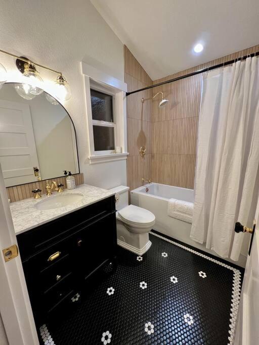 Brand New Custom Built Cottage In Downtown W/Pool! Salem Esterno foto